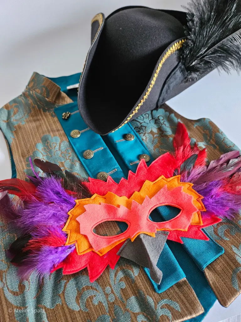 Atelier Spatz Parrot Mask-1.webp