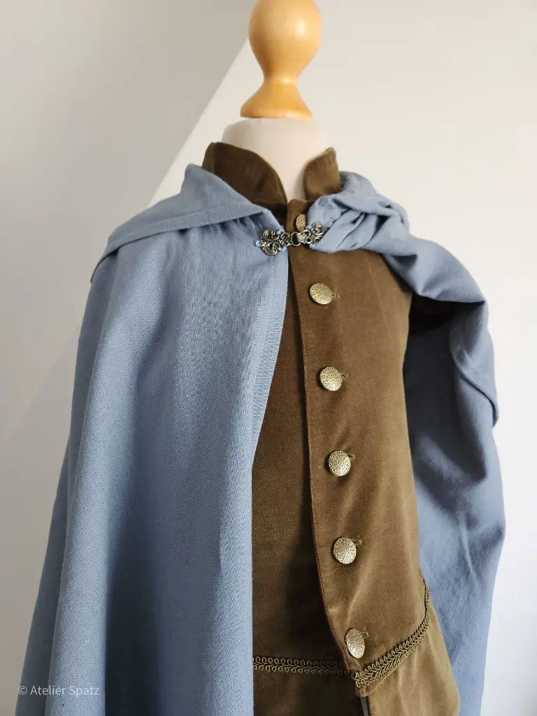 Atelier Spatz Linen Cape-2.webp