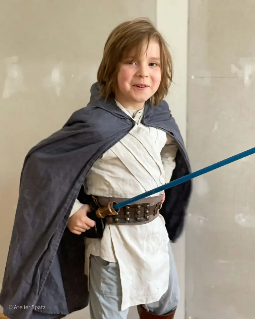 Atelier Spatz Linen Cape-6.webp